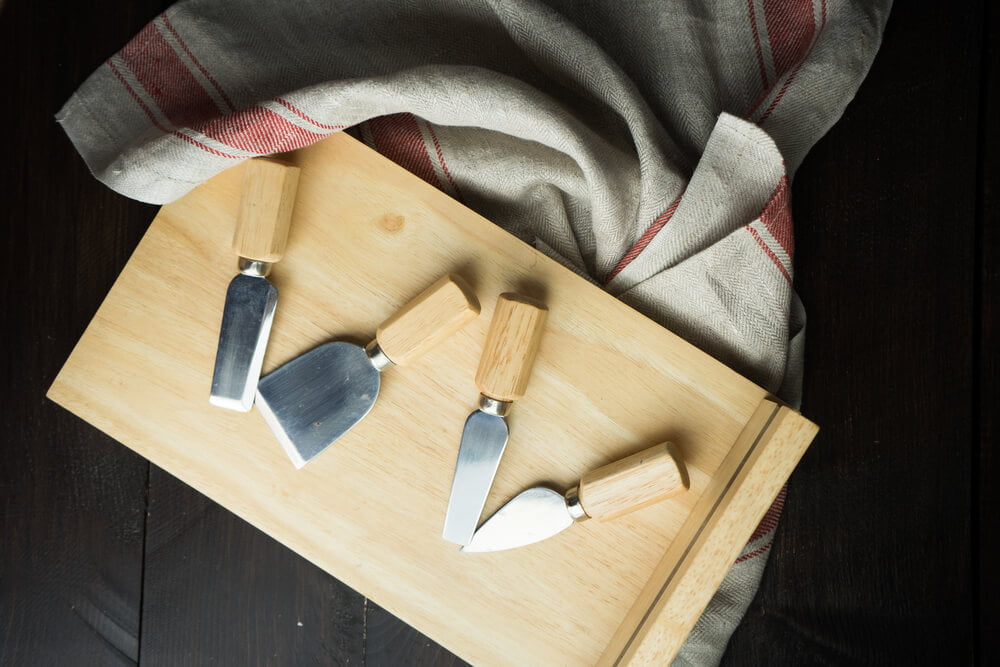 how-to-clean-cheese-knives