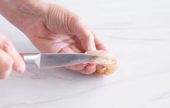 how-to-deveining-shrimp-and-other-seafood-by-using-a-boning-knife